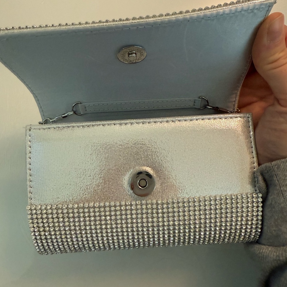Elegant Silver Chain Clutch - Picture 5 of 6